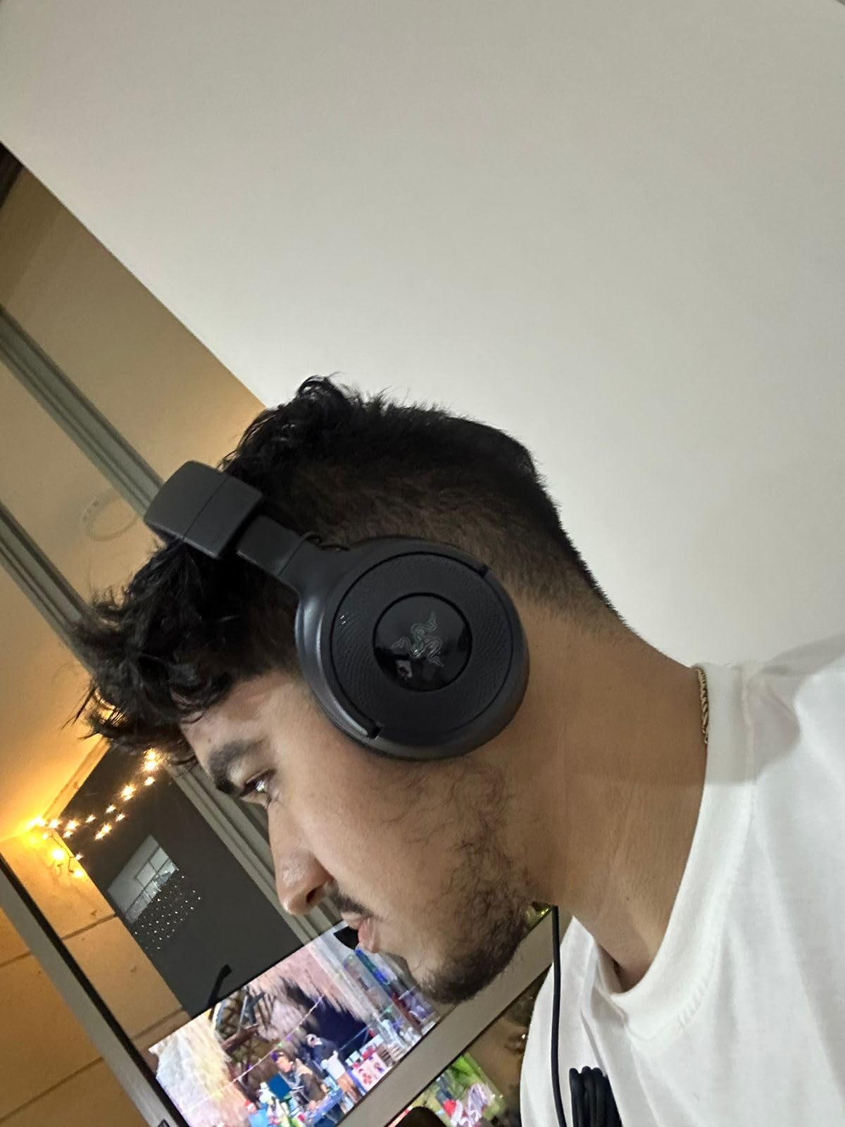 Razer Kraken V4 X Wired USB-C & Type A Gaming Headset, Black | Cardioid Mic, Memory Foam Cushions, Chroma RGB Lighting, For PC, Mac, PS5, Nintendo Switch 2 customer photo 2
