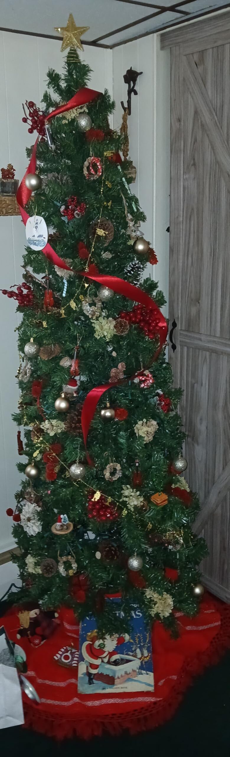 okicoler Christmas Tree, 6.5ft Pre-Lit Slim Pencil Fir Tree, 775 Branch Tips with 250 Incandescent Warm White Lights, Metal Hinges, White Holiday Decoration for Corner customer photo 2