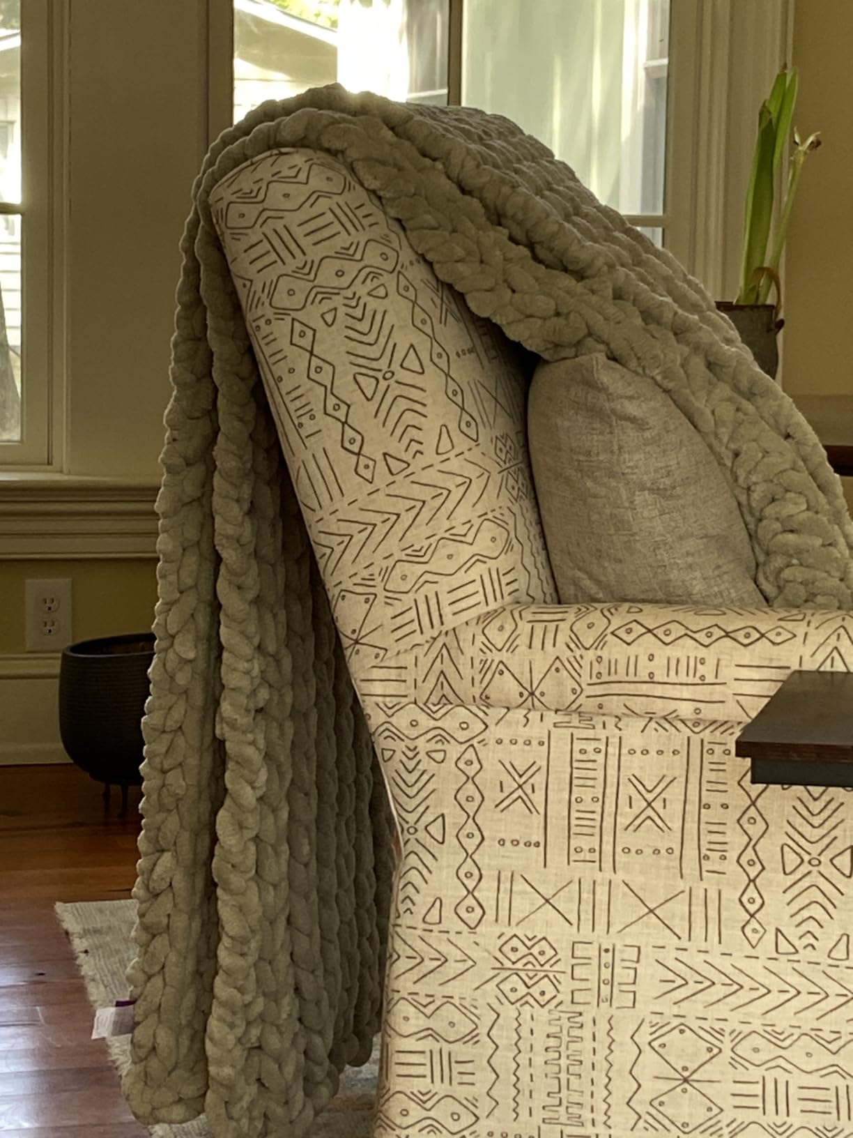 Maetoow Handmade 15 lb Soft Knitted Weighted Blanket, 48 x72 in Breathable Chunky Knit Gravity Blanket Throw, Home Decor for Sofa Couch Bed, Brown customer photo 1
