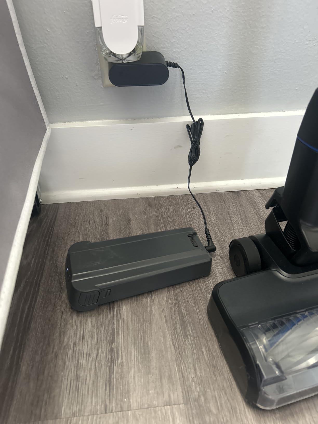 Bissell PowerClean FurGuard 280W Self-Standing Cordless Vacuum, 4039 | Self-cleaning brush roll; wall mount; removable battery; upholstery tool; 280W strong suction customer photo 2