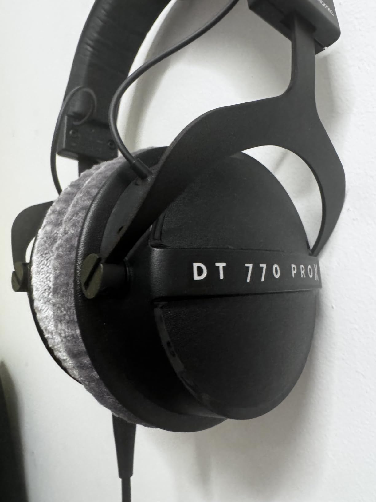 beyerdynamic DT 770 Pro X Wired Over-Ear Headphones, 48 Ohm, Closed-Back Professional Recording Studio Monitor. Recording, Monitoring, Sound Isolation, Handmade in Germany. Black customer photo 2