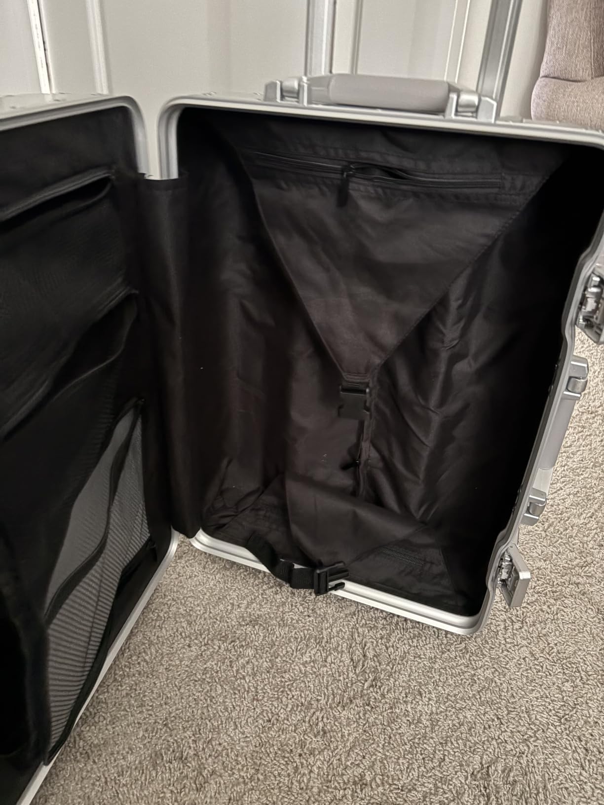 VentureVault Aluminum Carry On Luggage,22x14x9 Airline Approved，20 Inch Zipperless hard shell Suitcase with TSA Lock and Silent Spinner Wheels For business travel(Black) customer photo 1