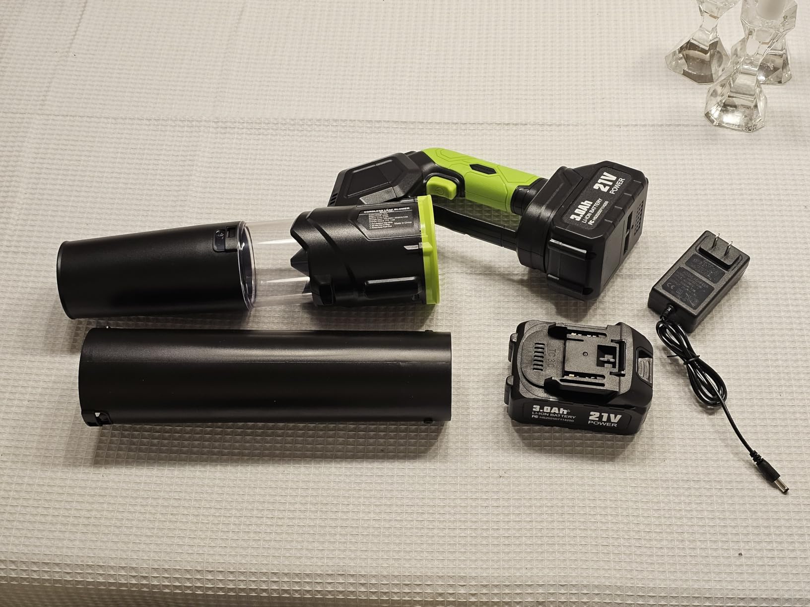Cordless Leaf Blower, 3.3lbs Ultra Lightweight 550CFM 150MPH Handheld with Dual 3.0Ah Batteries & Fast Charger, 3-Speed Electric Leaf Blower for Lawn Yard Patio Driveway Snow (Green) customer photo 1