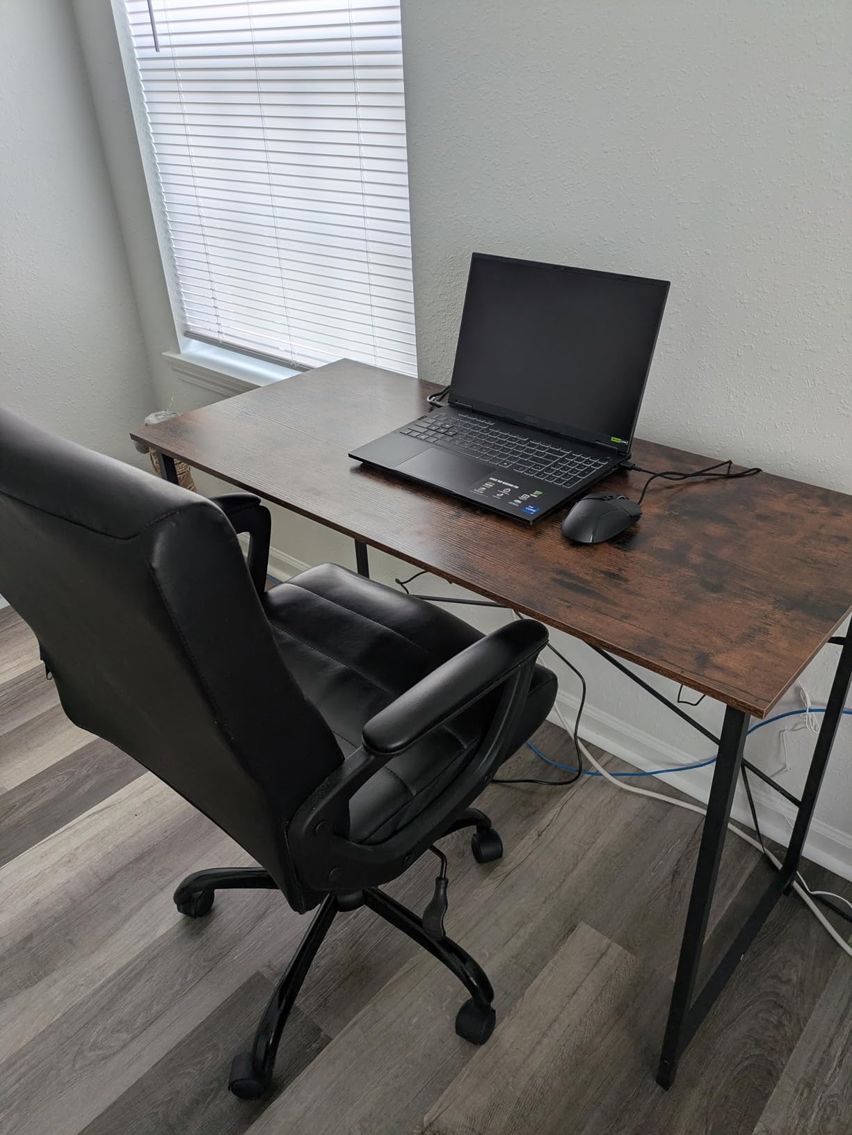 Sweetcrispy 32-Inch Small Computer Desk for Bedroom, Modern White | Gaming Writing Work and Study Desk for Home Office, Sturdy Metal Frame and Compact Modern Design with X-Shaped customer photo 2