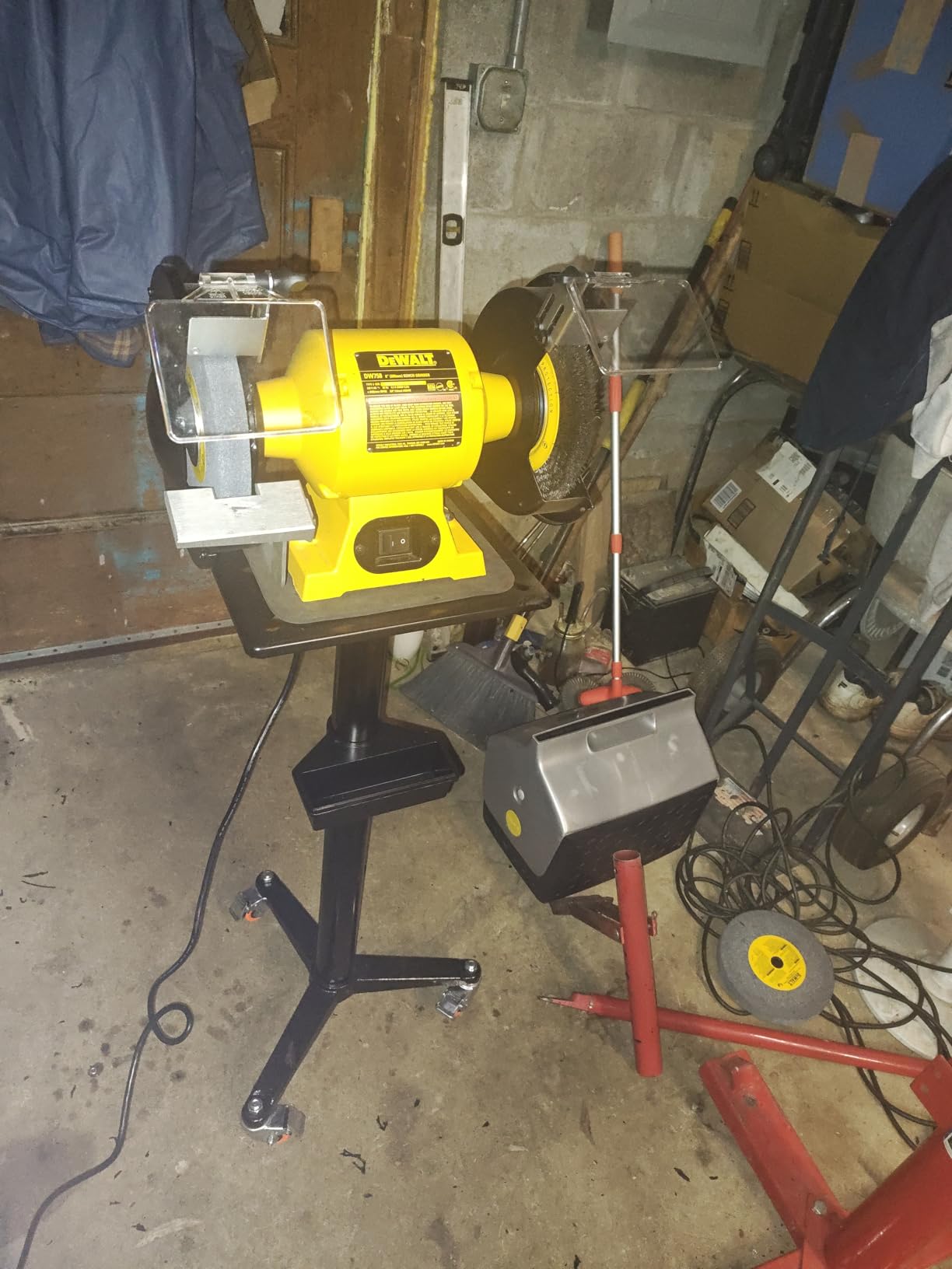 DEWALT DW758 8-Inch Bench Grinder customer photo 1