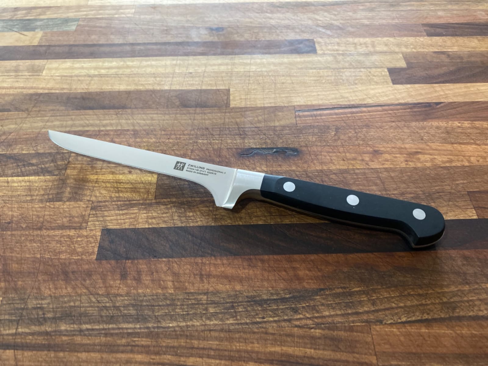 ZWILLING Professional S 5.5-inch Razor-Sharp German Flexible Boning Knife, Made in Company-Owned German Factory with Special Formula Steel perfected for almost 300 Years, Dishwasher Safe customer photo 1