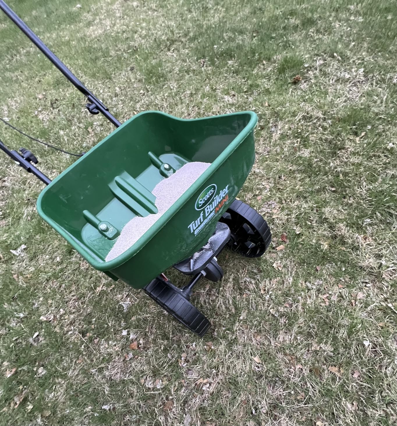 Scotts Turf Builder EdgeGuard Mini Broadcast Spreader customer photo 1