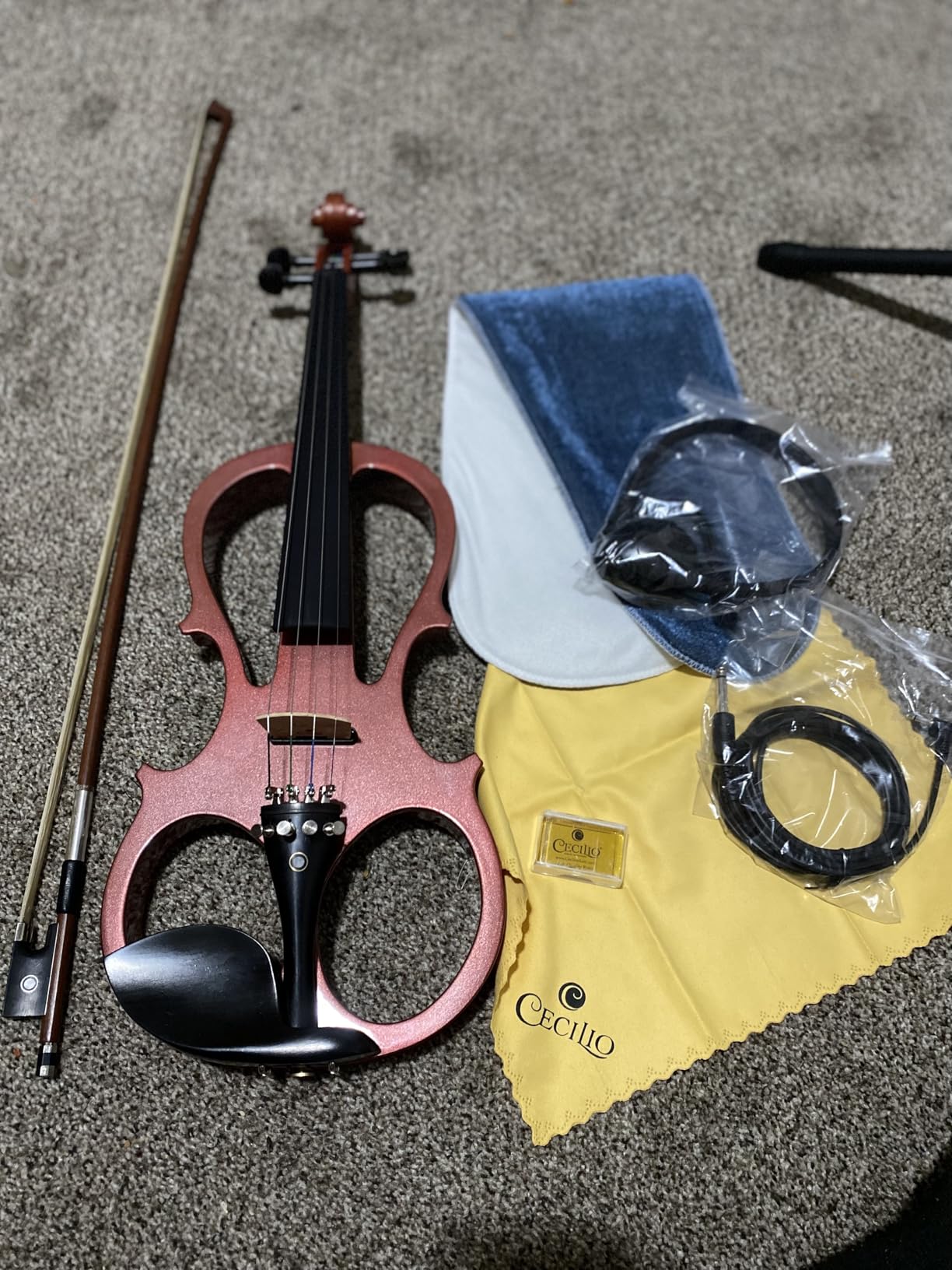 Cecilio 4/4 Electric Silent Violin Set, Maple, Ebony Fittings, Black customer photo 1