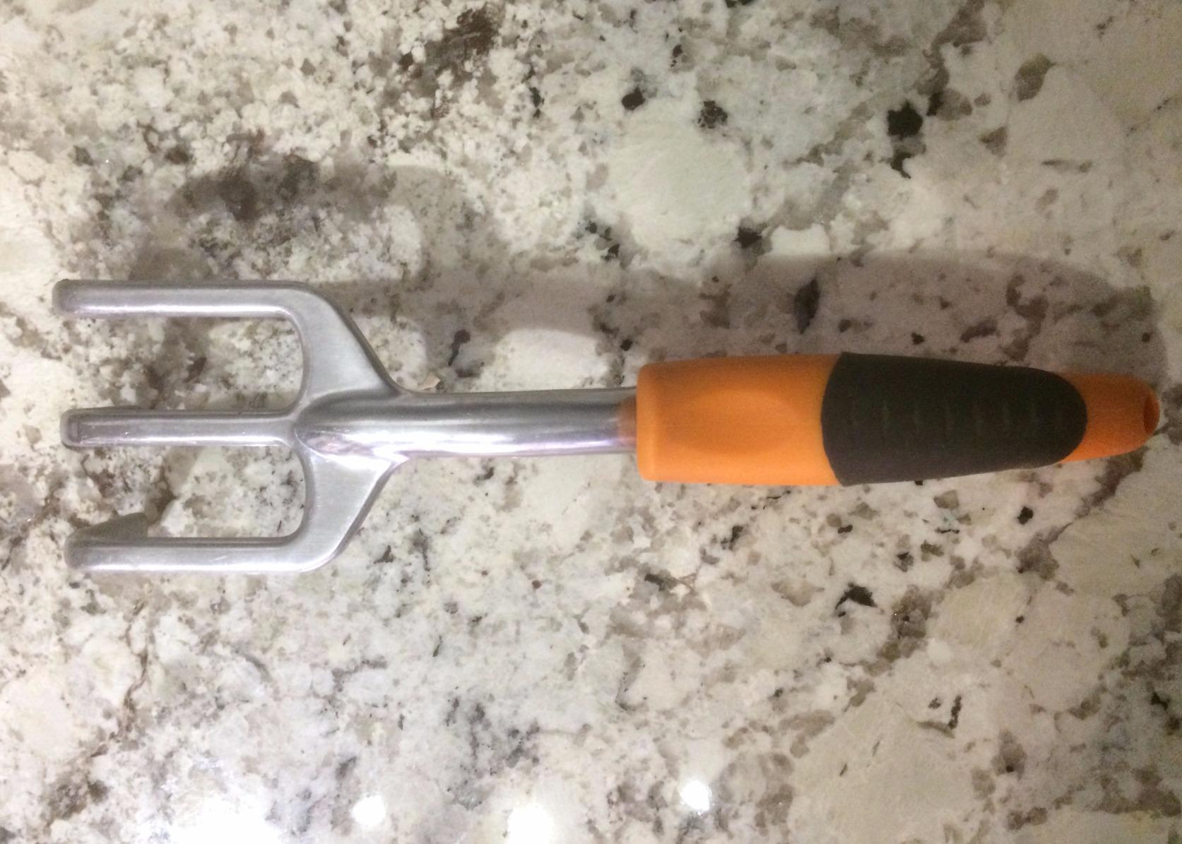 Fiskars Ergo Garden Cultivator, Hand Tool for Digging, Aerating & Weeding customer photo 1