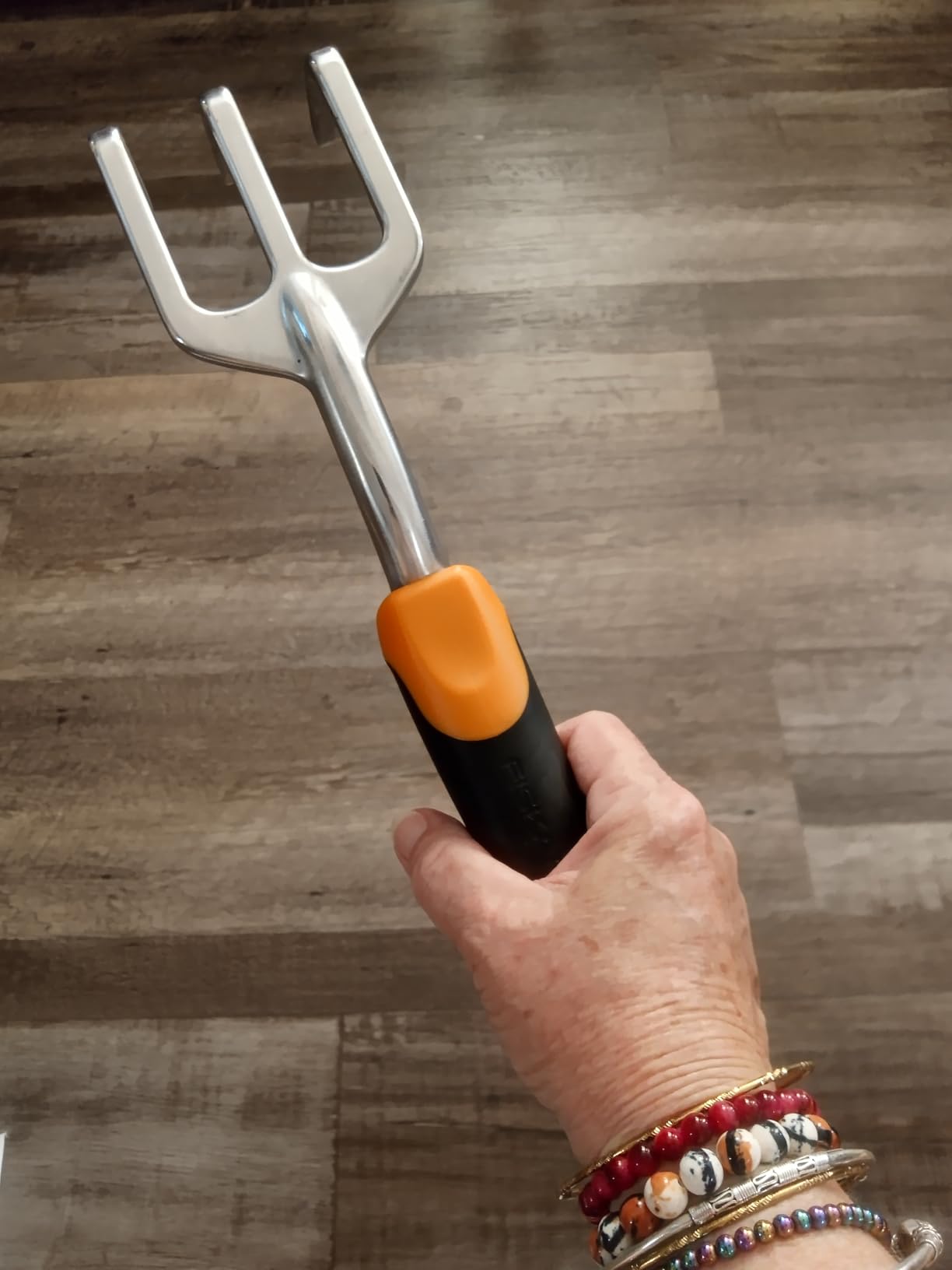 Fiskars Ergo Garden Cultivator, Hand Tool for Digging, Aerating & Weeding customer photo 2