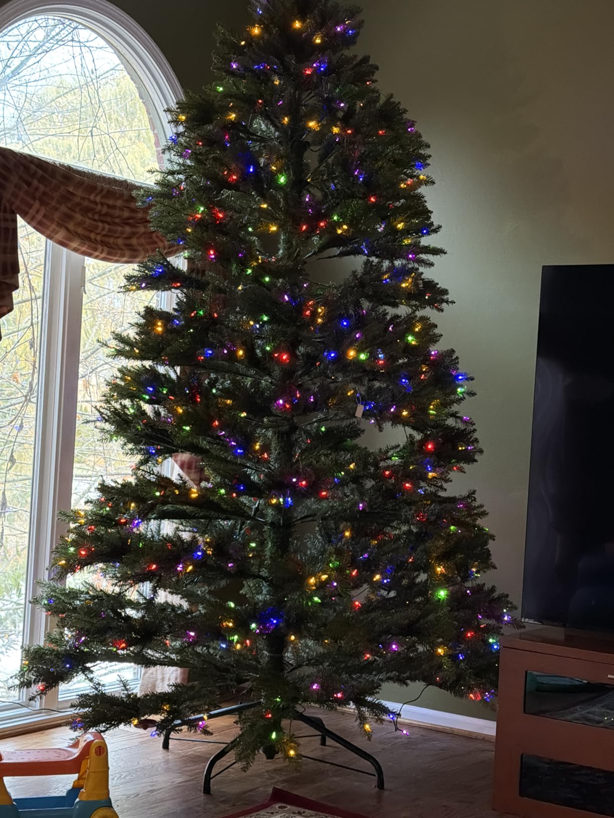 National Tree Company 7.5ft Pre-Lit Dunhill Fir Artificial Christmas Tree | 700 LED Lights, 10 Light Functions, 2,514 Tips, Foot Pedal, Includes Stand, Green customer photo 1