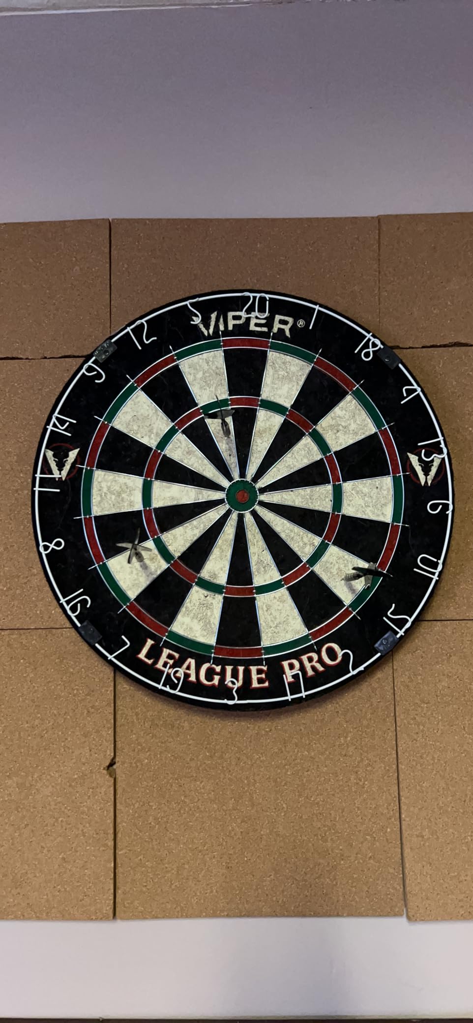Viper League Pro Regulation Bristle Steel Tip Dartboard Starter Set with Staple-Free Bullseye, Radial Spider Wire, High-Grade Sisal with Rotating Number Ring, Chalk Cricket Scoreboard, Steel Tip Darts customer photo 2