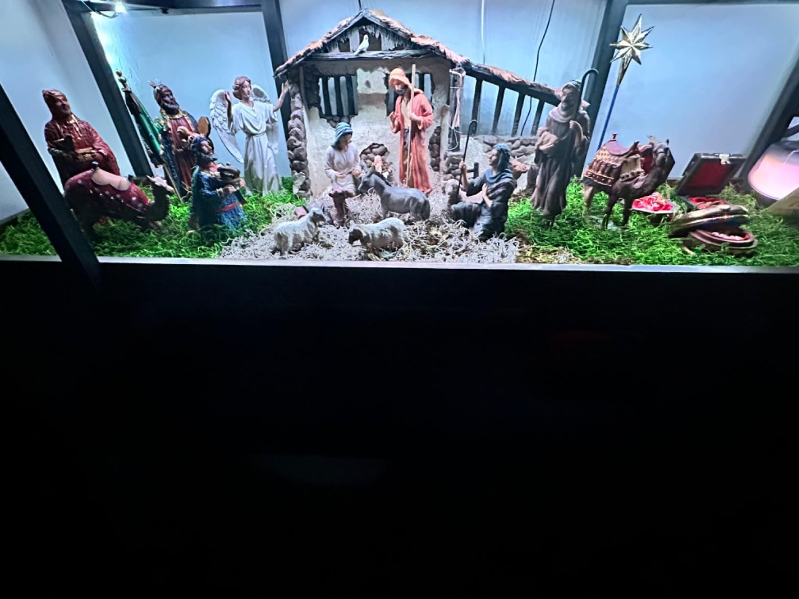 Three Kings Gifts Deluxe Edition 16-Piece Real Gold Nativity Scene Set with Lighted Stable, 10-Inch Scale Polystone Holy Family, Magi Wise Men, Angel, Shepherds, and Animals Collection customer photo 1