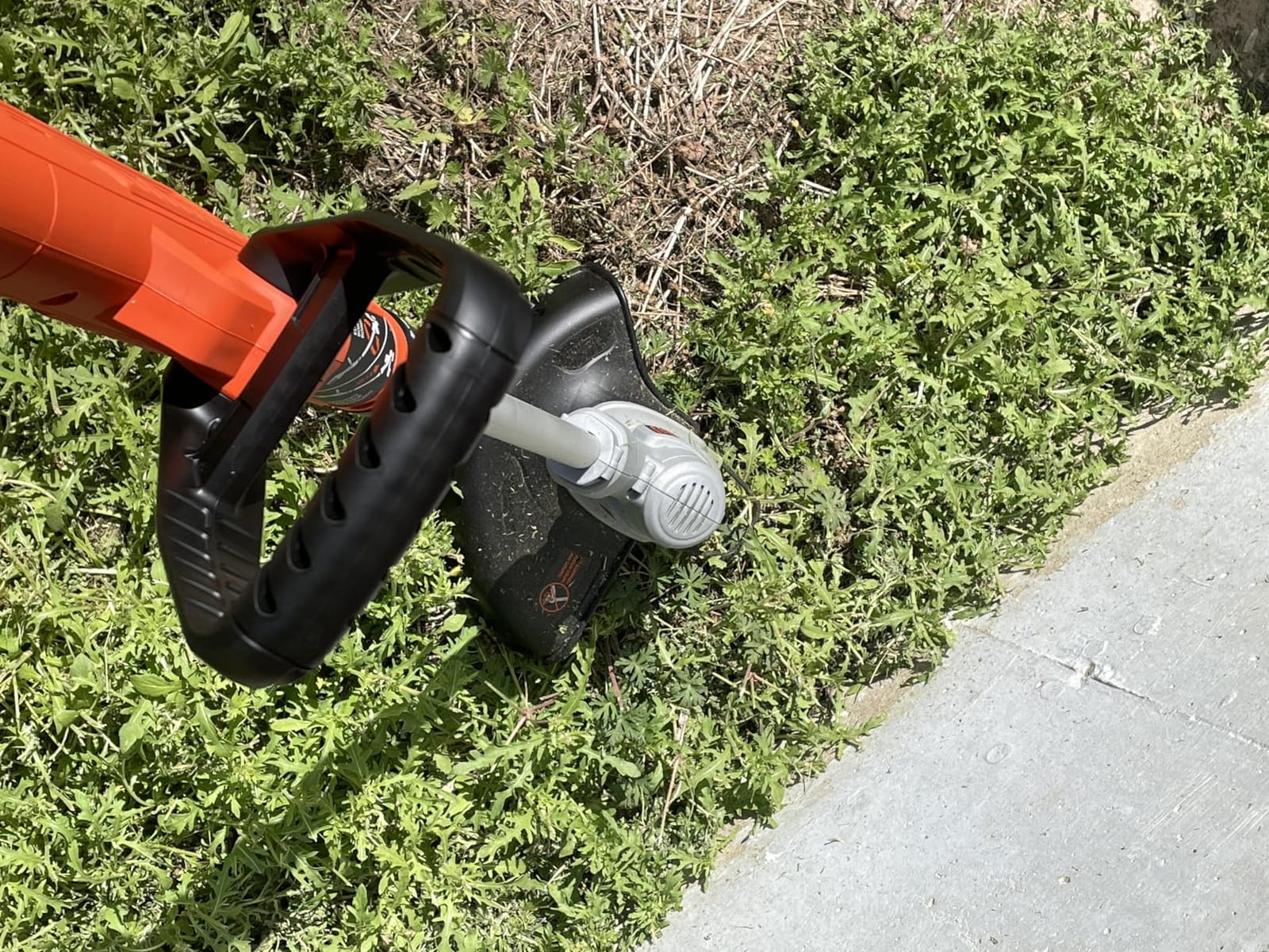 BLACK+DECKER 20V MAX String Trimmer and Edger 2 in 1, Cordless Weed Wacker with Auto Spool Feed, Battery and Charger Included, 12 Inch Steel Deck, Reduced Vibration (LST300) customer photo 1