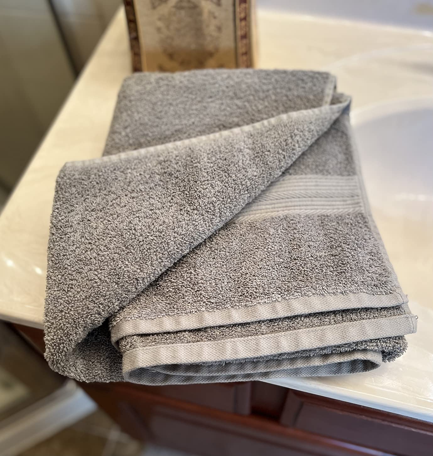 Amazon Basics 6-Piece Fade-Resistant 100% Cotton Towel Set for Bathroom, Soft and Absorbent, 2 Bath Towels, 2 Hand Towels, 2 Washcloths, Gray customer photo 1