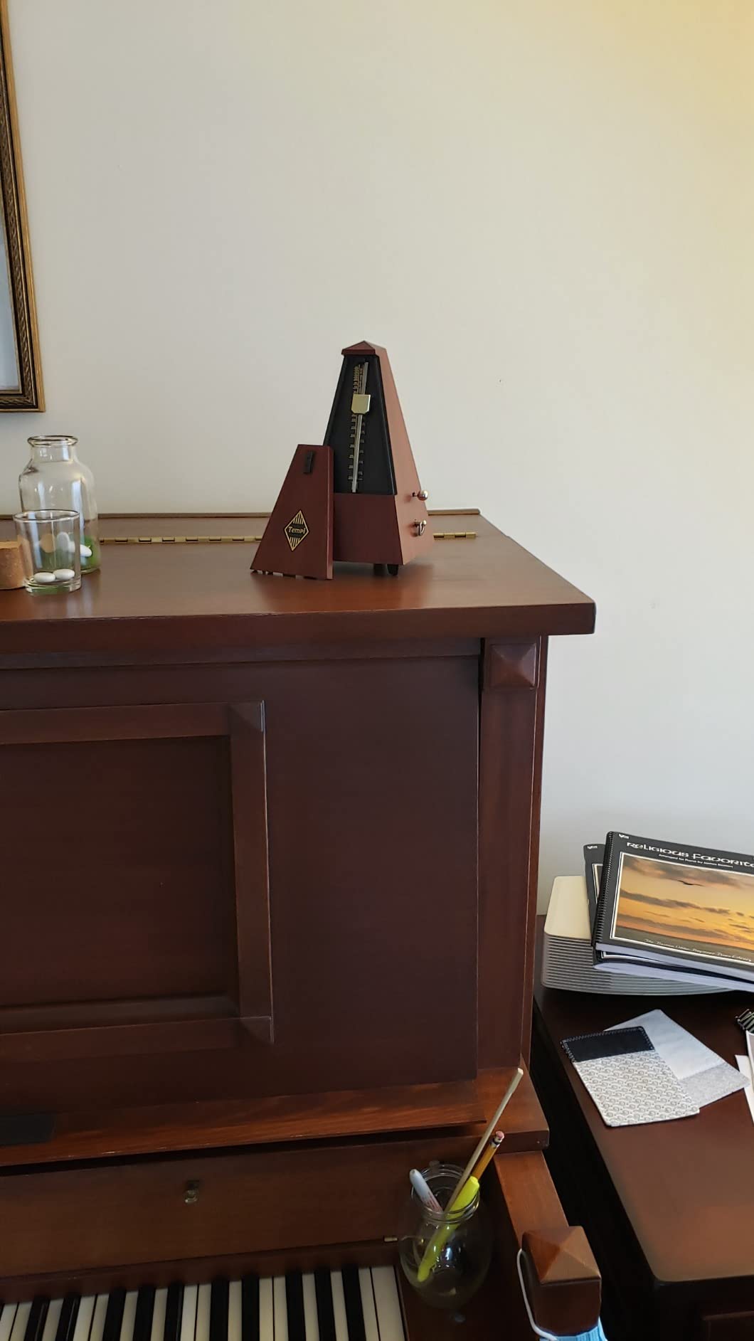 Tempi Metronome for Musicians - Mechanical Metronome for Piano, Metronome for Guitar/Violin or Metronome Music for Adults and Kids (Plastic Brown Grain Veneer) customer photo 1