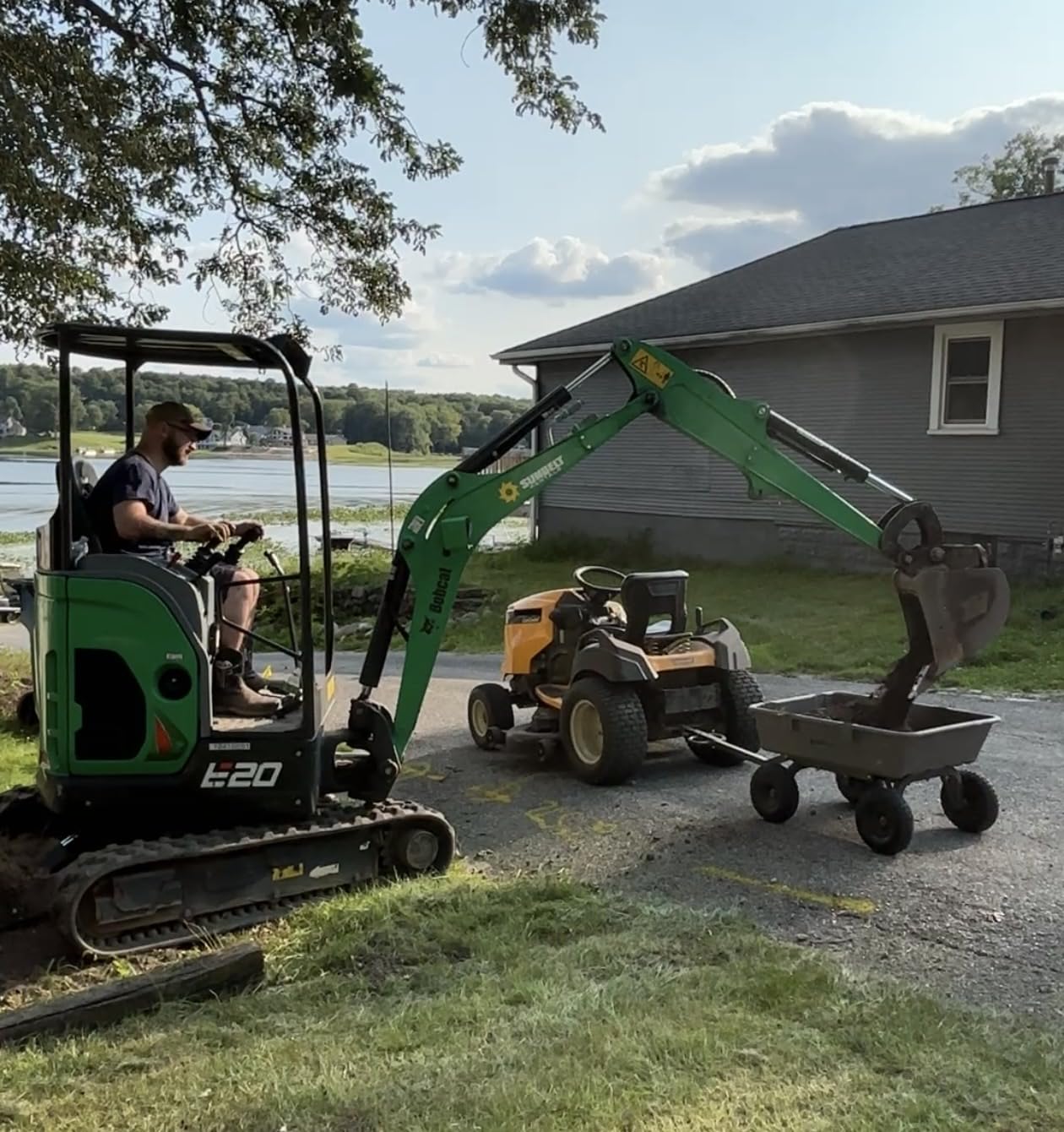 Gorilla Carts Poly Dump Cart, 600 lb. Capacity, 4 Cu ft, Quick Release Dump customer photo 1