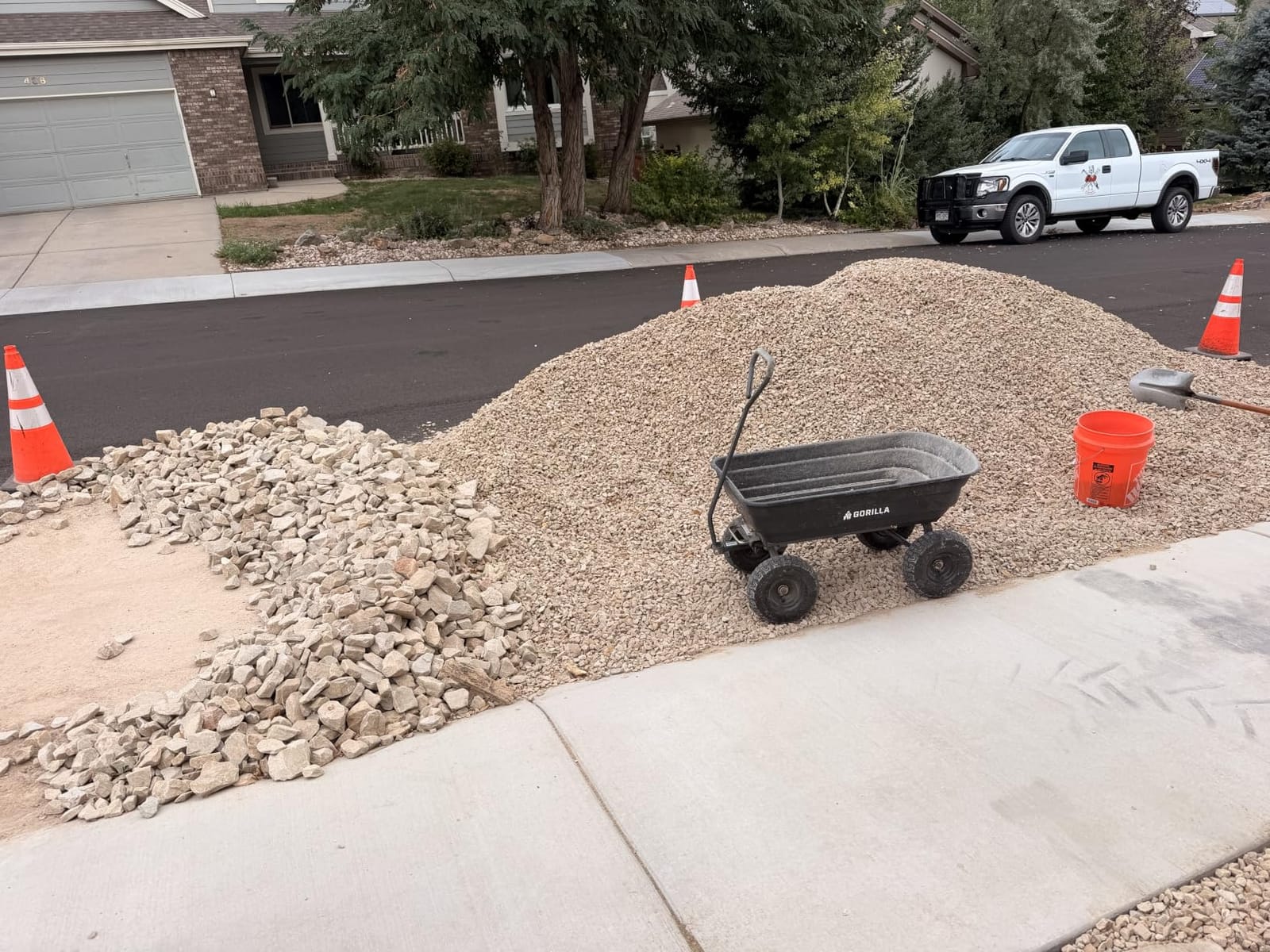 Gorilla Carts Poly Dump Cart, 600 lb. Capacity, 4 Cu ft, Quick Release Dump customer photo 2