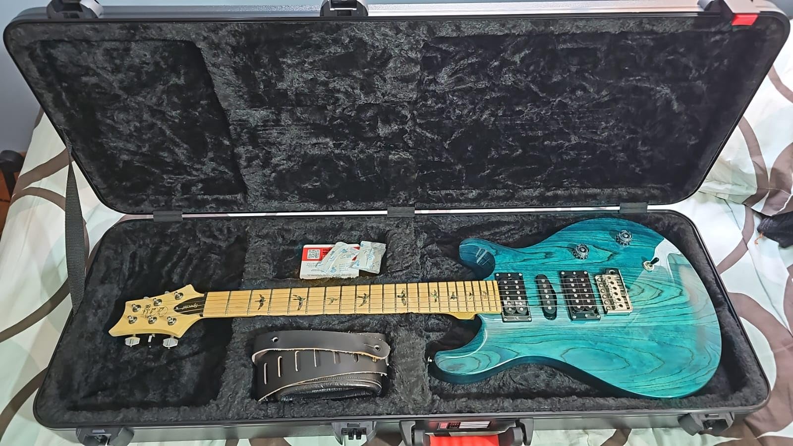 Gator Cases Molded Flight Case for Strat/Tele Style Electric Guitars with TSA Approved Locking Latch, (GTSA-GTRELEC) customer photo 1