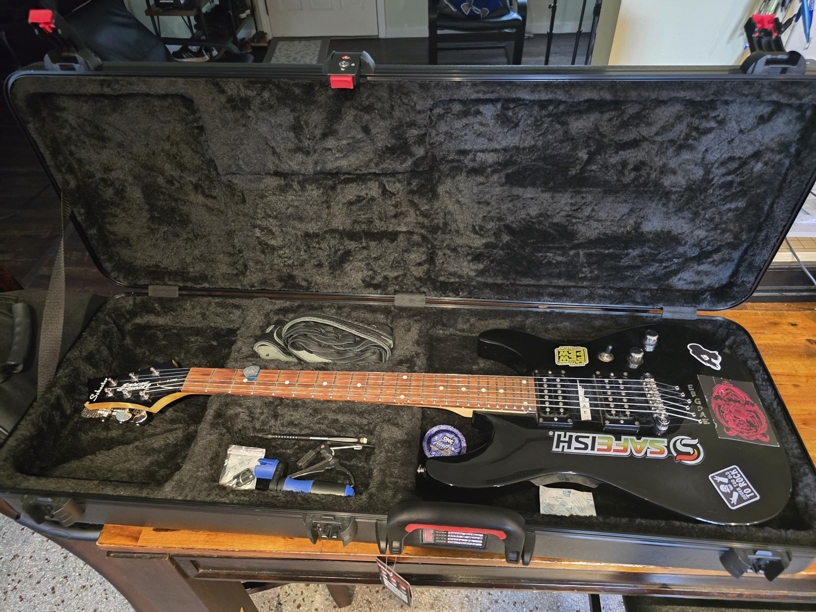 Gator Cases Molded Flight Case for Strat/Tele Style Electric Guitars with TSA Approved Locking Latch, (GTSA-GTRELEC) customer photo 2