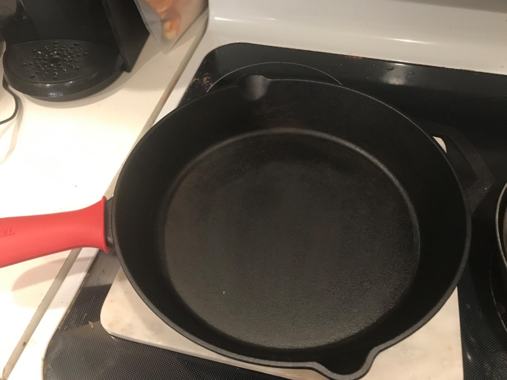 Cuisinel 12‑Inch Cast Iron Skillet – Pre‑Seasoned Frying Pan with Assist Handle & Silicone Handle Holder – Oven, Stovetop, Grill & Campfire Safe Cookware – PFAS & PFOA‑Free customer photo 2