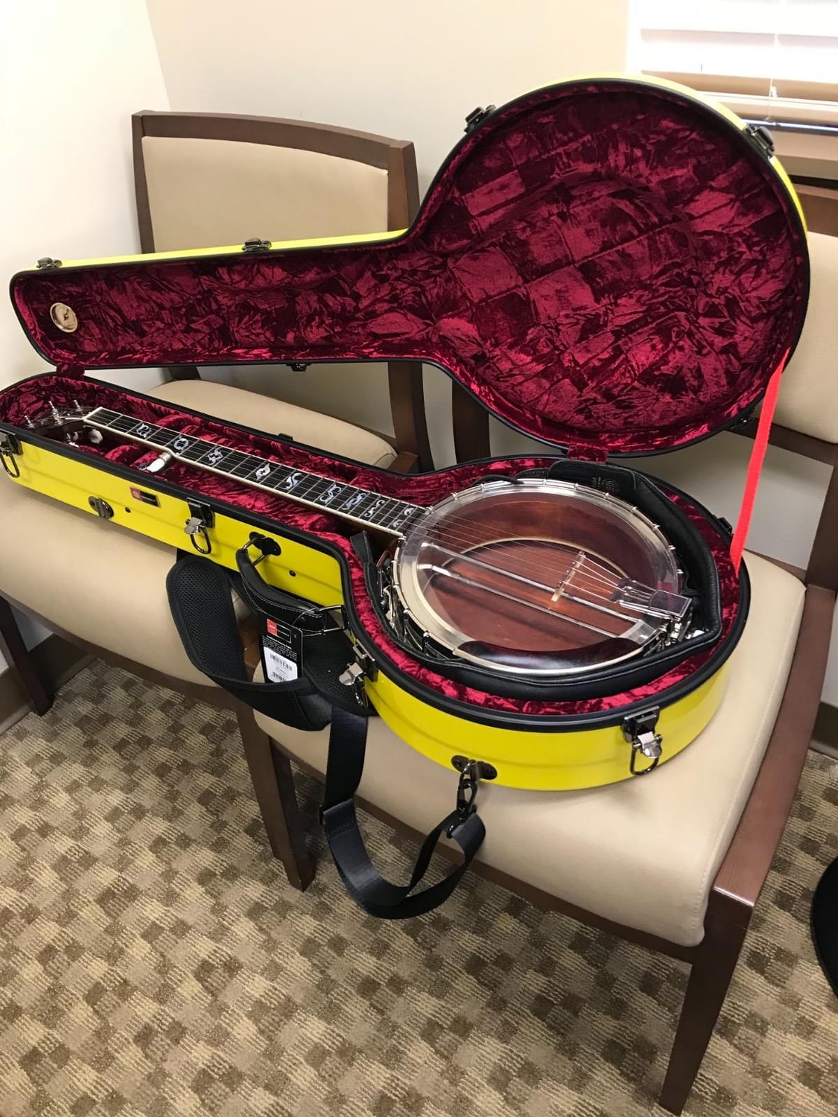 Crossrock Case - Fiberglass Banjo Case - Fits 5-String Resonator Styles - Padded Straps, Interior Compartment, Fixed & Removable Padding - Includes TSA Lock - Navy Blue customer photo 1