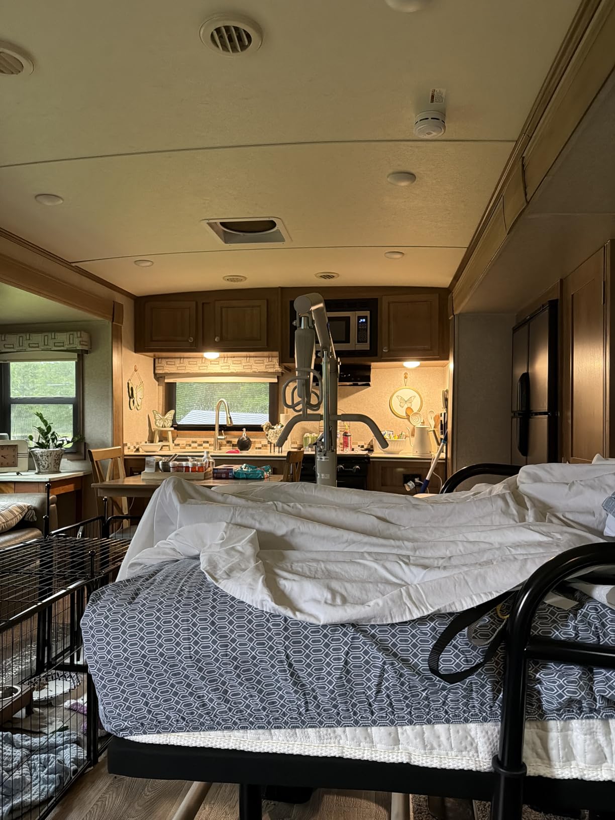 Invacare Hydraulic Patient Lift, Lightweight Transfer Lift Chair with 450 lb Weight Capacity, Bent Mast for Safer Transfers, 6-Point Padded Swivel Bar, Floor-to-Bed Height Range for Fall Recovery customer photo 2