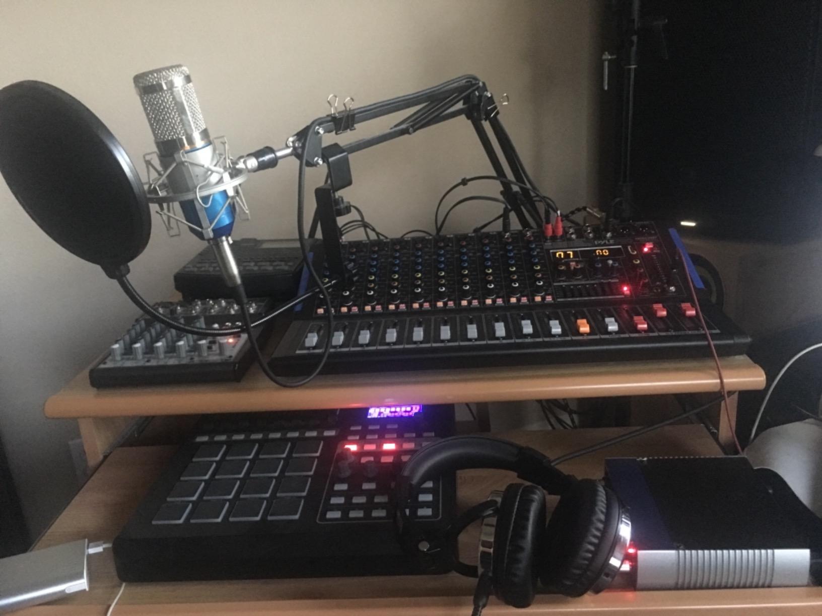 Pyle 6-Channel Console Style Audio Mixer with Bluetooth - DJ Sound Controller, 4 XLR / Combo Inputs, Sub Out, +48V Phantom, USB-A In, 16 DSP Effects, MP3 Player, 7-Band EQ - PMXU67BT customer photo 2