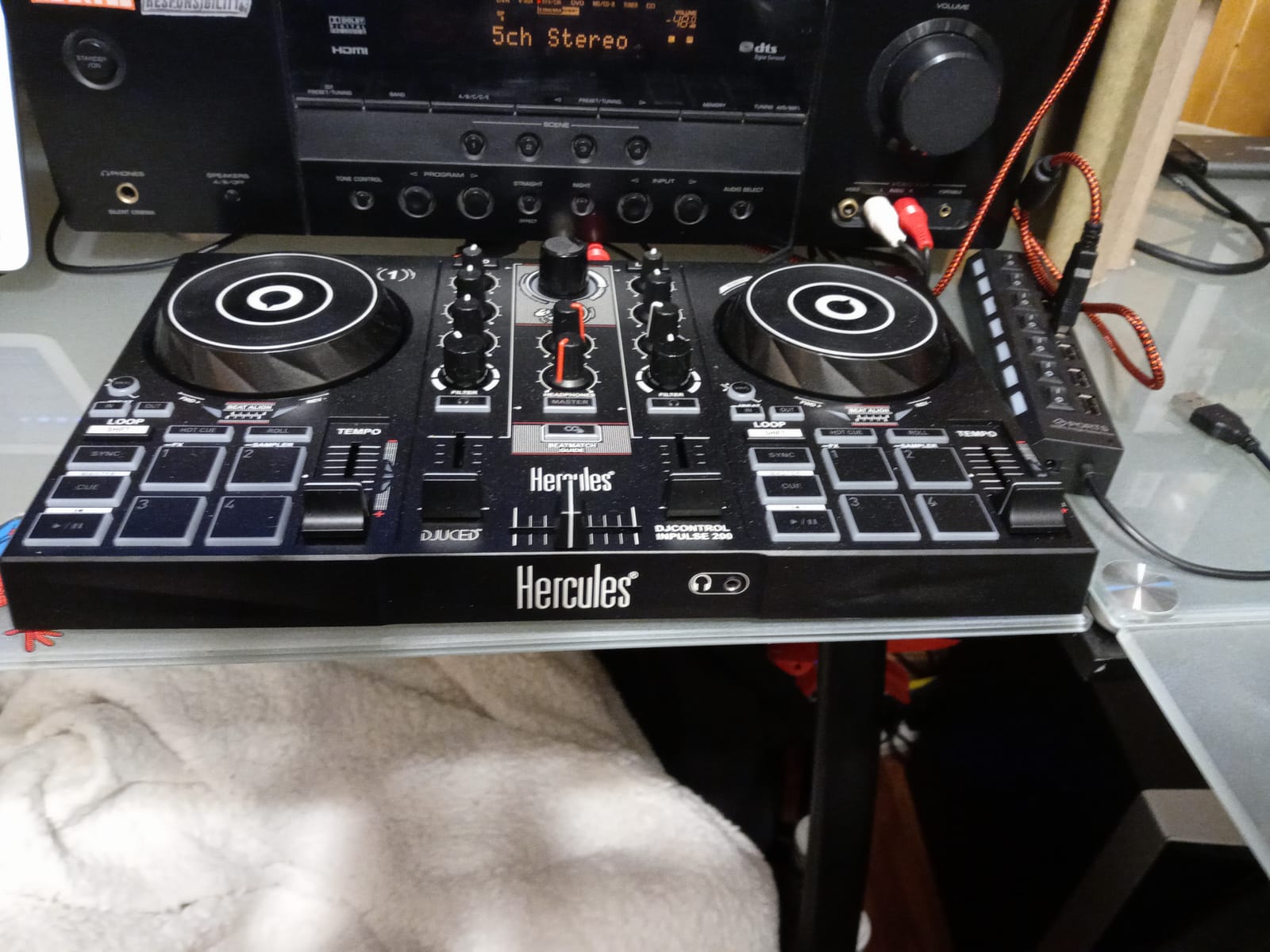Hercules DJControl Inpulse 200 – DJ controller with USB, ideal for beginners learning to mix - 2 tracks with 8 pads and sound card - Software and tutorials included customer photo 2