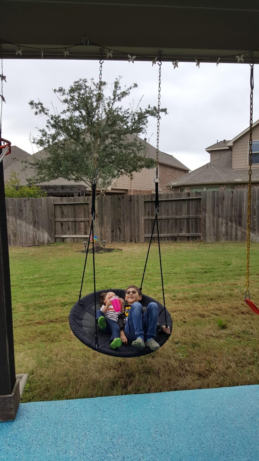 SereneLife Saucer Swing, Tree Swing, 40 Inch, 900lb Heavy Duty Capacity for Kids, 900D Oxford Waterproof Seat, Adjustable Height Ropes, 2 Strap Tree Hang Kit, Center Swivel Spinner, Black customer photo 1