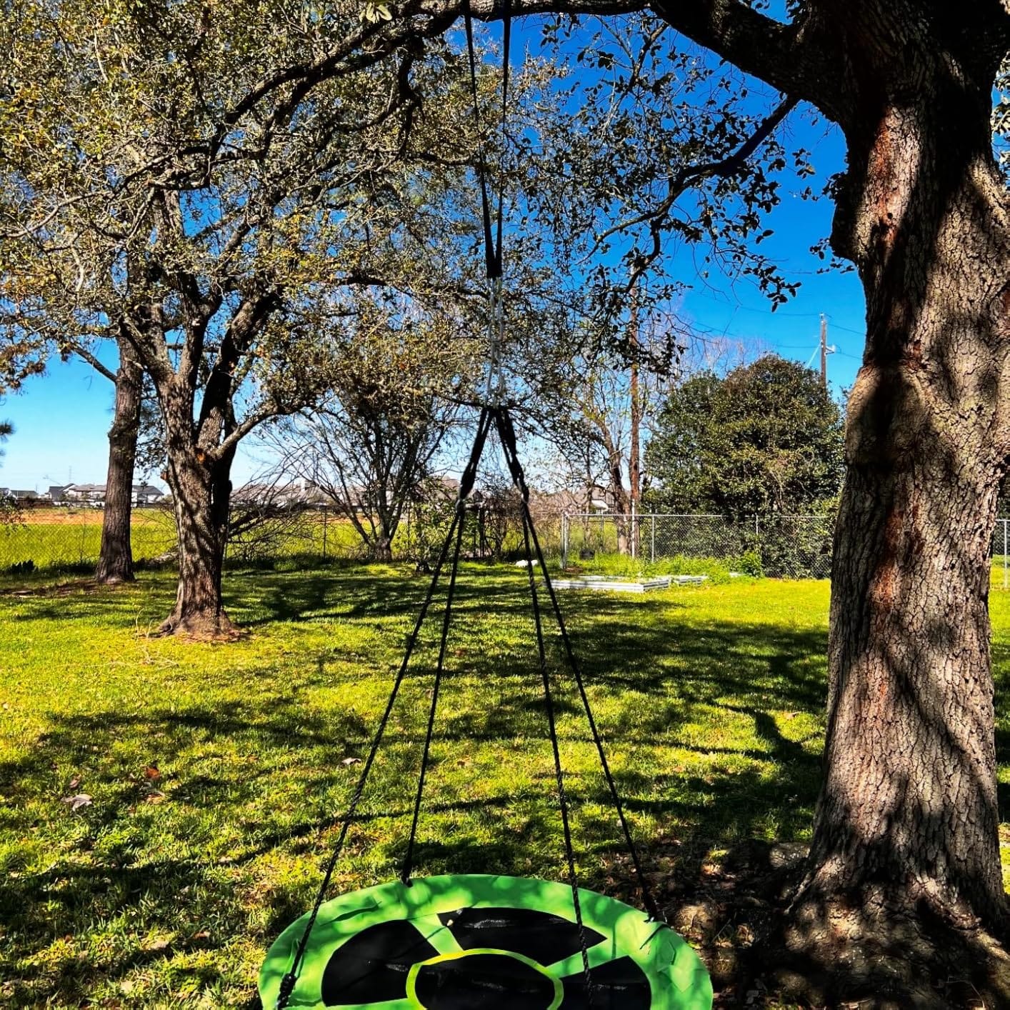 SereneLife Saucer Swing, Tree Swing, 40 Inch, 900lb Heavy Duty Capacity for Kids, 900D Oxford Waterproof Seat, Adjustable Height Ropes, 2 Strap Tree Hang Kit, Center Swivel Spinner, Black customer photo 2