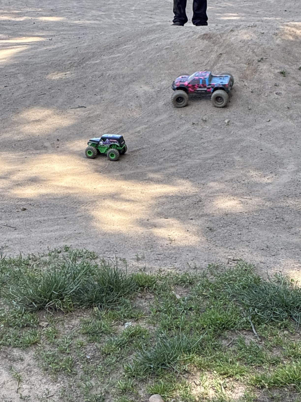 Monster Jam Official Grave Digger Remote Control Monster Truck, 1:24 Scale, 2.4 GHz, for Ages 4 and Up | Remote Control Truck Toy, Durable Construction, Authentic Design, Easy to Use Remote, Pretend Play Gifts for Kids Ages 4+ customer photo 2