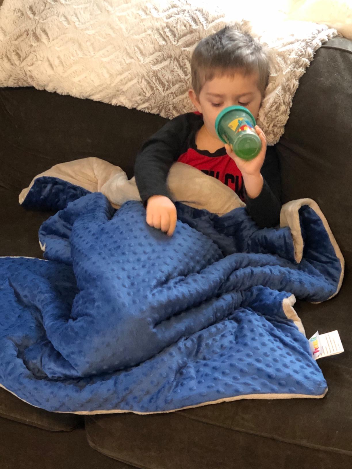 hazli Super-Soft Kids Weighted Blanket 5 Pounds - Weighted Blanket for Kids - Easy to Clean, Washable Minky Cover - 36x48 Inches 5lbs Child - Small Heavy Blanket for Girls and Boys customer photo 1