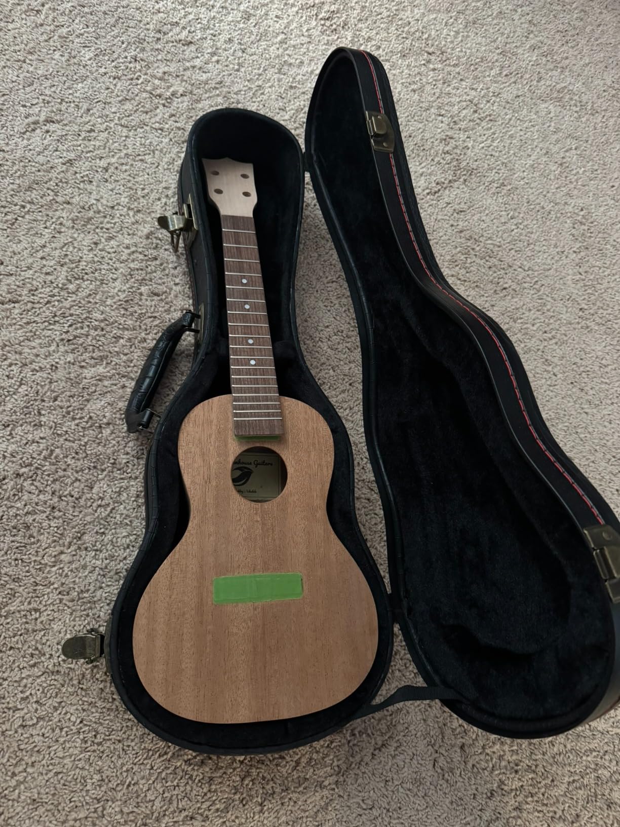 Ukulele Hard Case, Concert Ukulele Case - 23/24 Inch Crocodile Pattern Leather Bulge Surface with Plush Interior (Black) customer photo 2