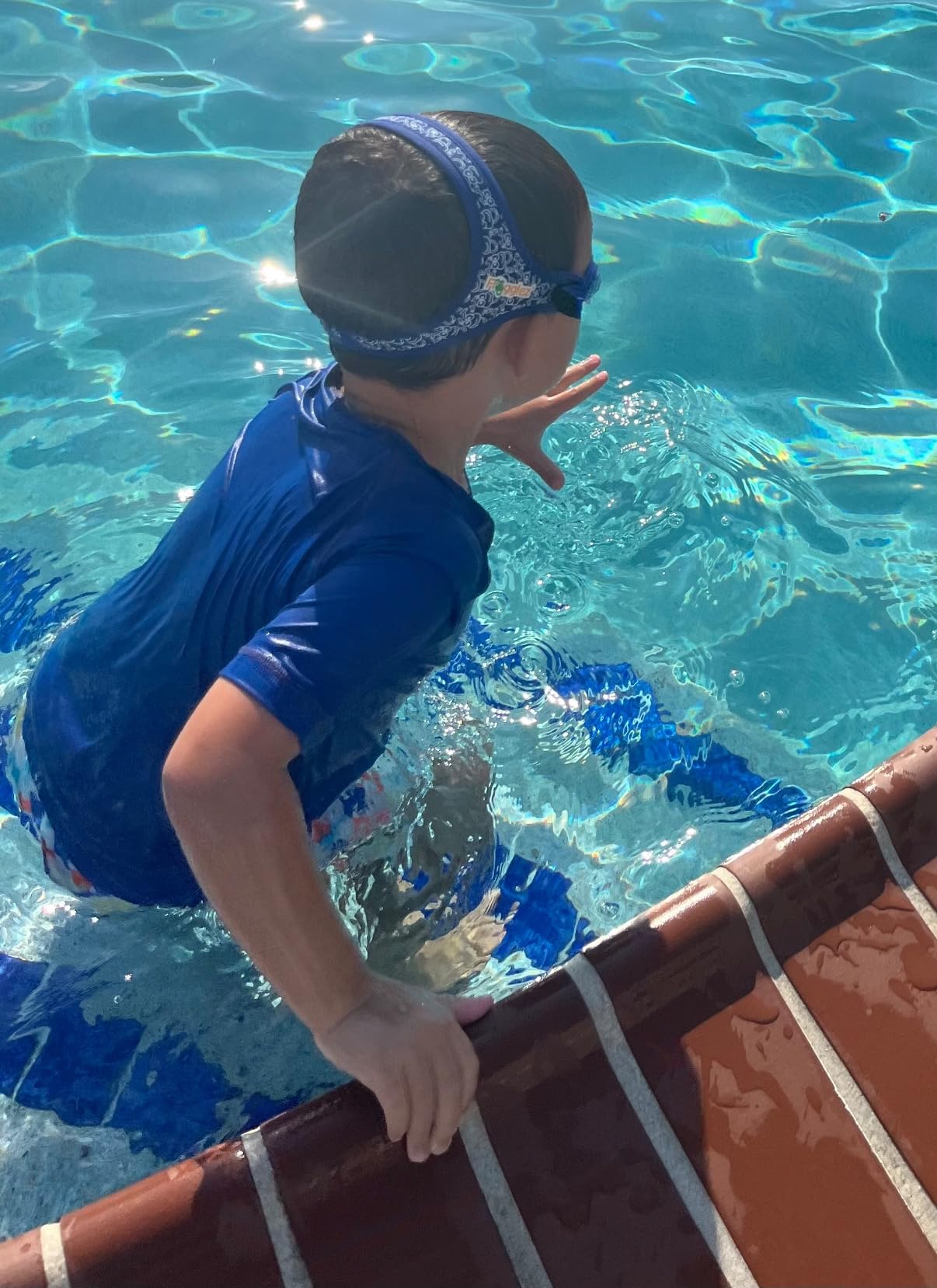 Frogglez Kids Swim Goggles 3-10, No Hair Pull, Anti-Fog, Leak Proof customer photo 2