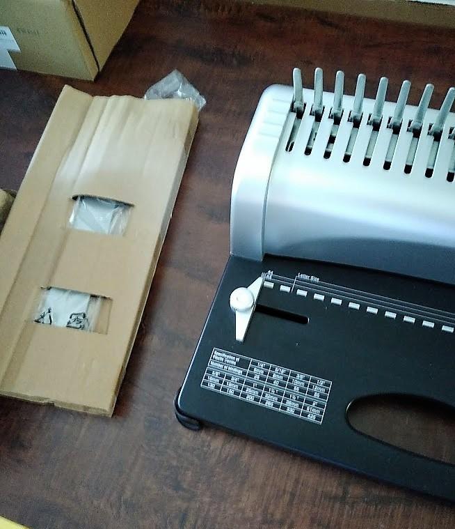 Amazon Basics Comb Binding Machine, 350 Sheets Capacity, Punches 12 Sheets, for Paper Sizes A5(15 holes)/Letter(19 holes)/A4(21 holes) with Adjustable Margin, Grey customer photo 2