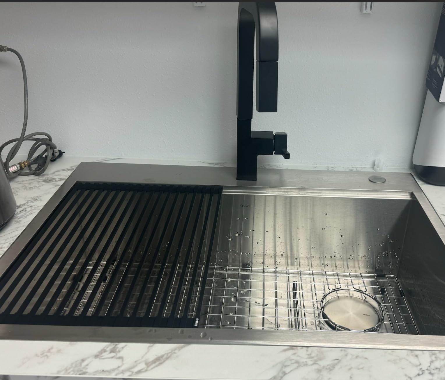 Delta Junction Matte Black Kitchen Faucet with Pull Down Sprayer, Modern Single Hole Kitchen Sink Faucet, Single Handle, Matte Black 19825LF-BL customer photo 2