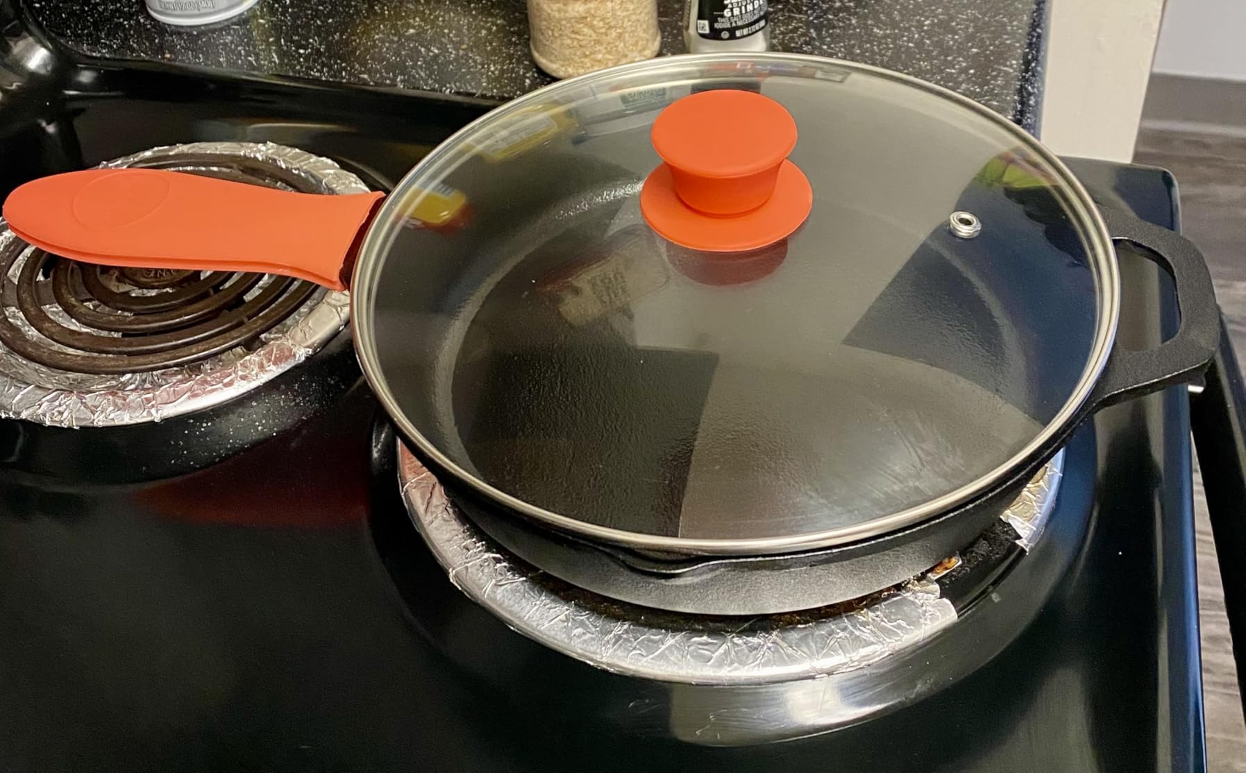 NutriChef 12-Inch Cast Iron Skillet w/Lid - Pre-Seasoned, Oven Safe, Nonstick, Cool-Touch Silicone Handle, For All Cooktops - NCCI12 customer photo 1