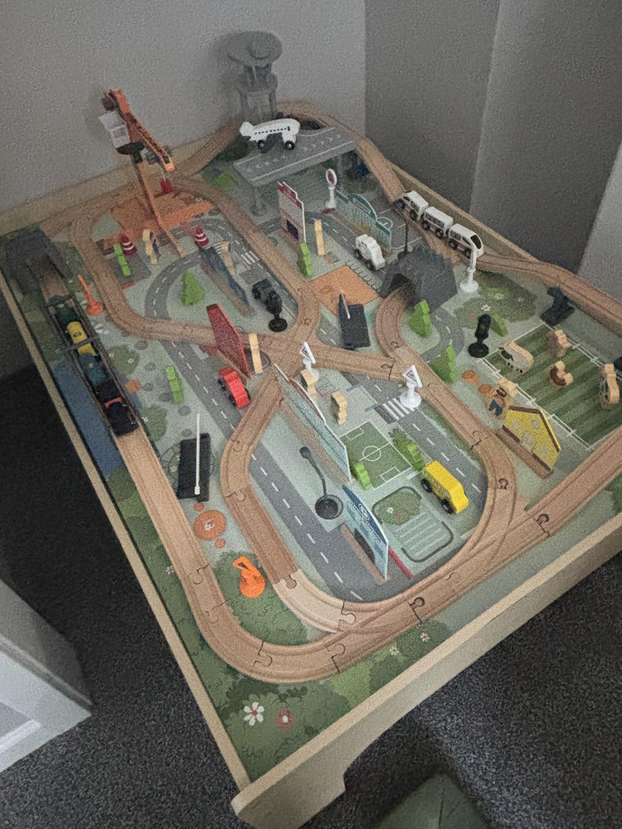 Amazon Basics 120 Piece Wooden Train Set with Activity Table, Sturdy Tracks, Storage Bin, Easy to Assemble, Kids Gift for Age 3Y+, 47.44 x 33.46 x 16.14 in customer photo 1