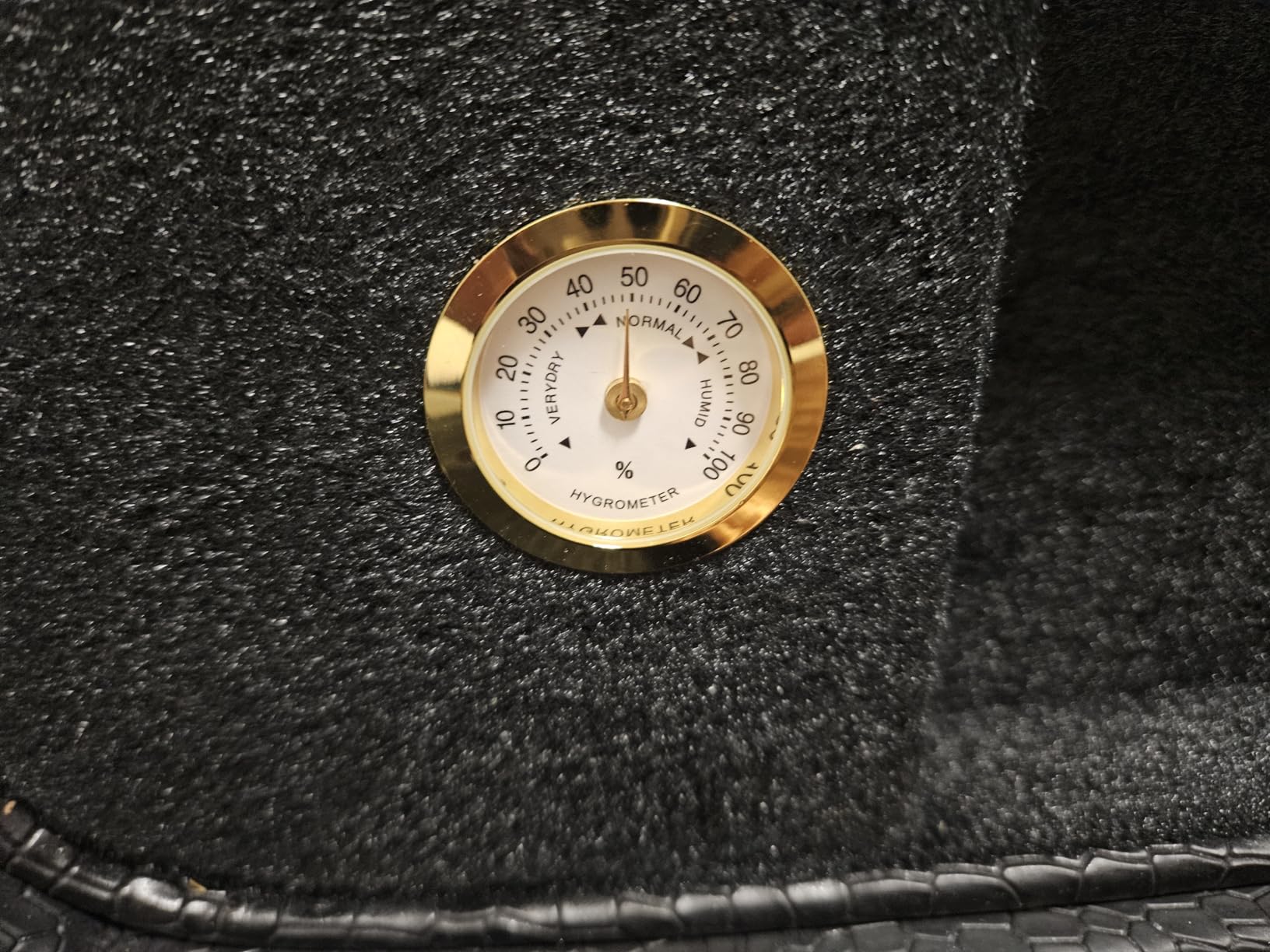 4/4 Full Size Violin Case, Plush Interior Wooden Hard Case With Hygrometer, Crocodile Pattern Leather Bulge Surface Case (Black) customer photo 1