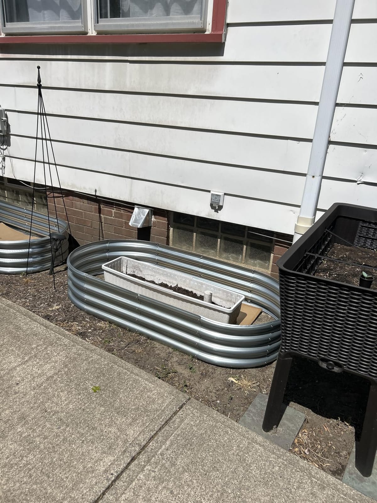 Rakukiri Raised Garden Bed GRS Certified Galvanized Planter Box Outdoor, 5ft Oval Rot-Resistant Metal Garden Bed Planter, Recycled Material Planter for Vegetables Flowers Herbs (Silver) customer photo 1