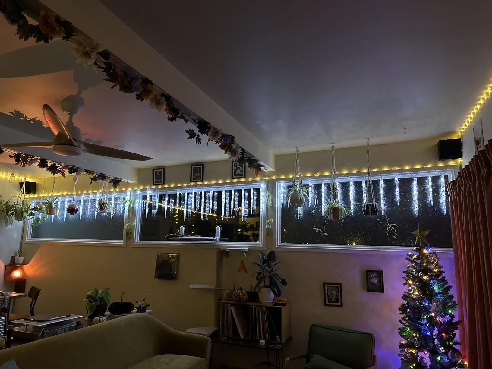Minetom Icicle Lights Outdoor with Clips, 20ft 100 LED 20 Tubes Twinkling White Christmas String Lights, Connectable Waterproof Hanging Icicle String Light Plug in for Eave Holiday Outdoor customer photo 2