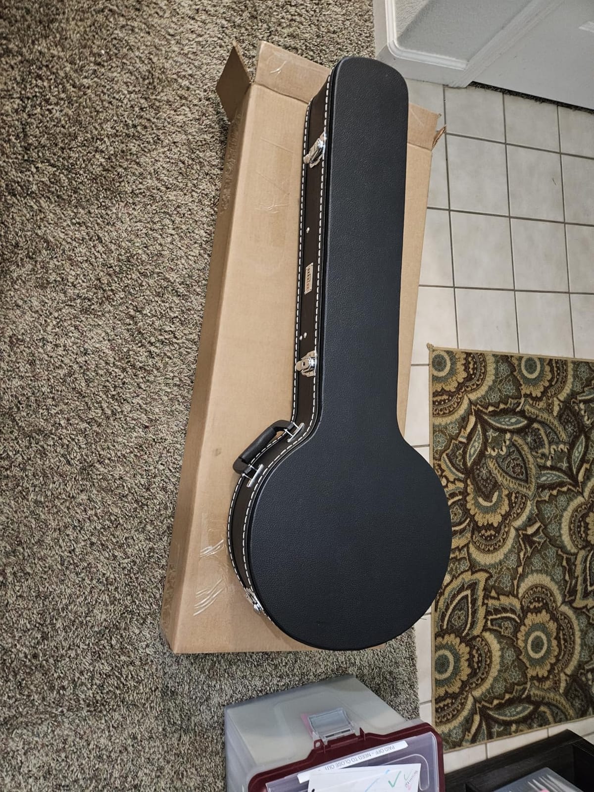 Gearlux 4-String and 5-String Banjo Hard Case with Exterior Lock and Key, Interior Accessory Compartment, and Plush Interior Padding - Black customer photo 1