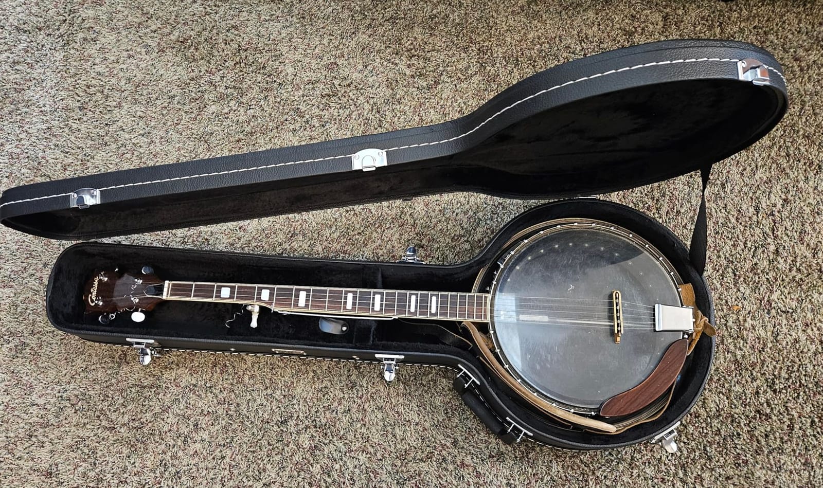 Gearlux 4-String and 5-String Banjo Hard Case with Exterior Lock and Key, Interior Accessory Compartment, and Plush Interior Padding - Black customer photo 2