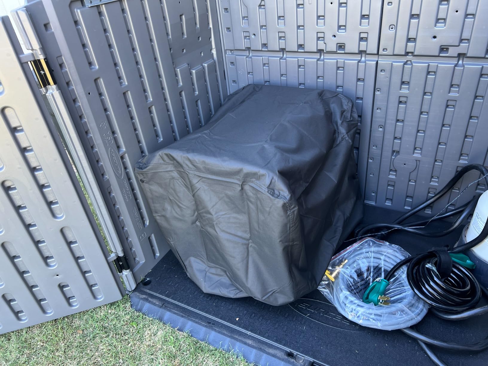 Generator Cover Waterproof, Heavy Duty Thicken 600D Polyester with Elastic Drawstring, Weather/UV Resistant Generator Cover for Universal Portable Generators 3000-5000 Watt (25''L x 24''W x21''H) customer photo 1