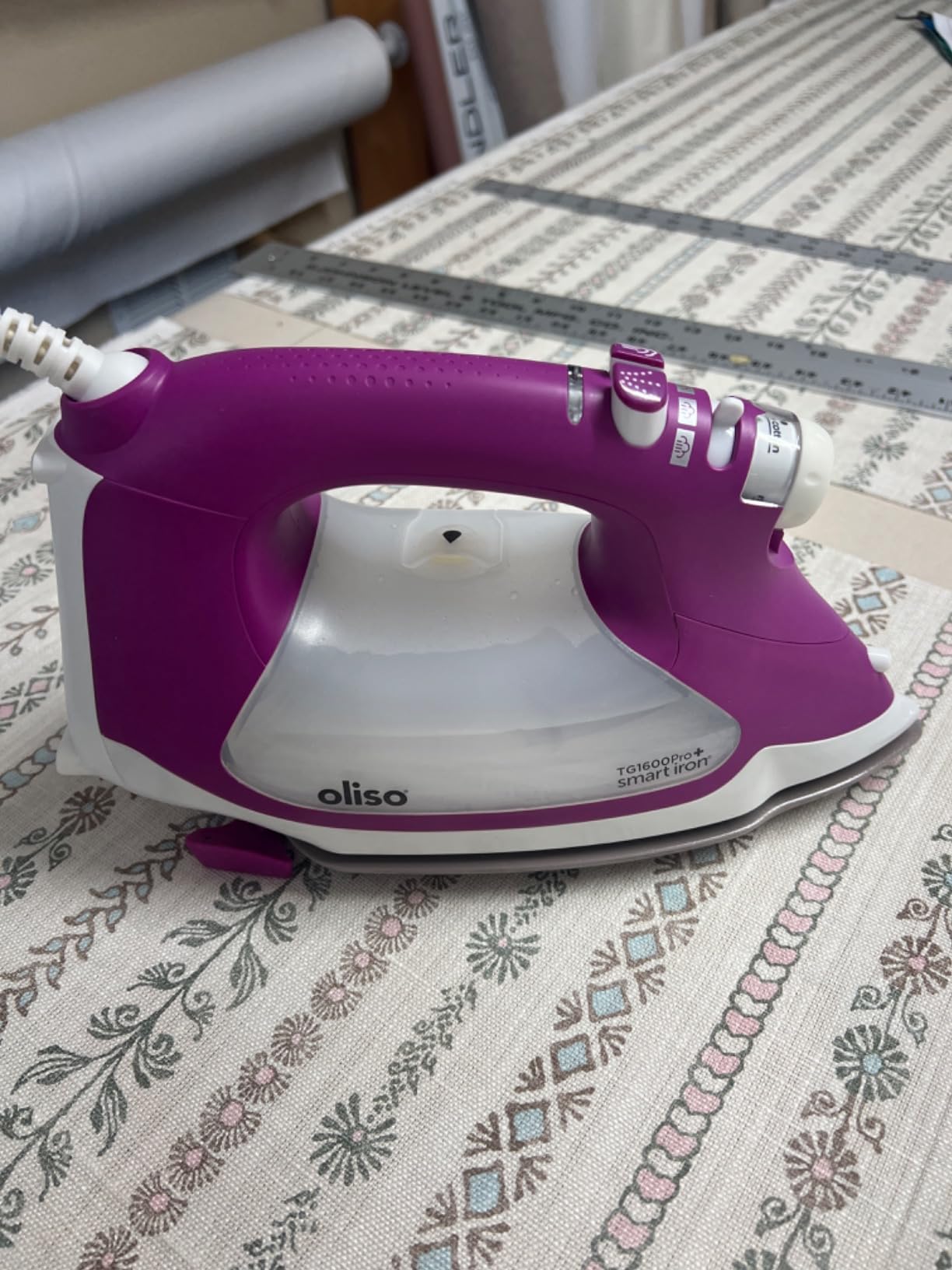 Oliso TG1600 ProPlus Auto-Lift Steam Iron, Quilting Sewing & Clothes, 1800W customer photo 1