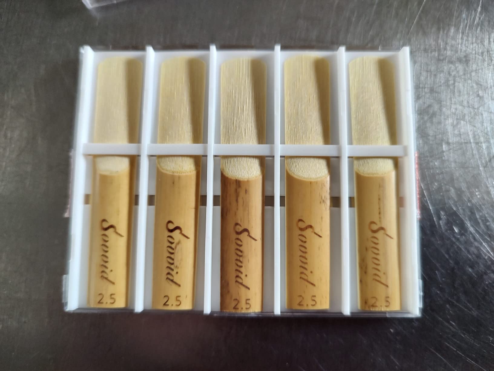 10 Pack Bb Clarinet Reeds with Plastic Box, Strength 2.5 Reeds for Clarinet, Thinner Reed Tip & Unfiled Cut for Easy of Play, Traditional Reeds for Clarinet Beginner and Player customer photo 1