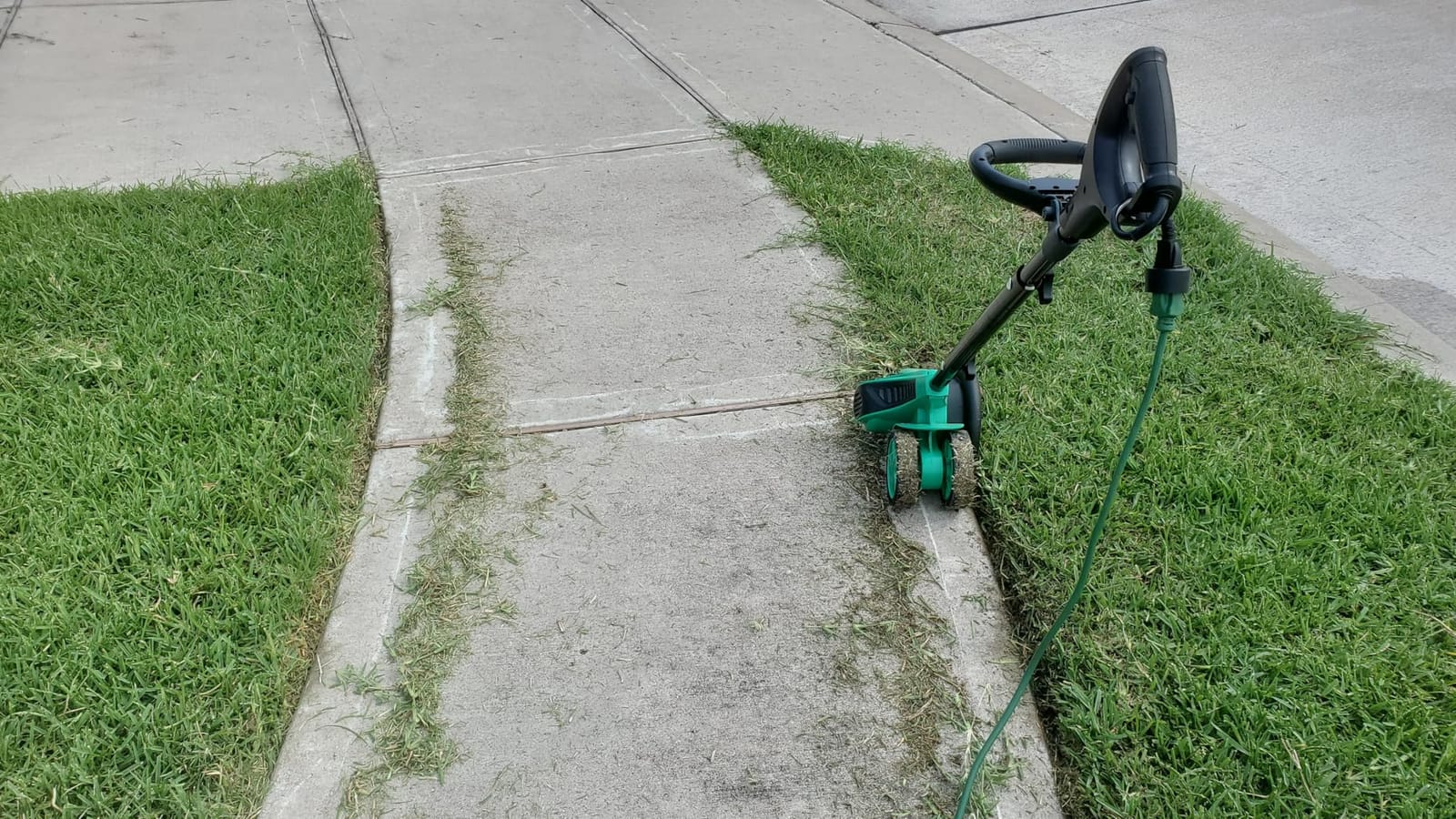 Amazon Basics 12 Amp Corded Electric Lawn Edger, 7.5