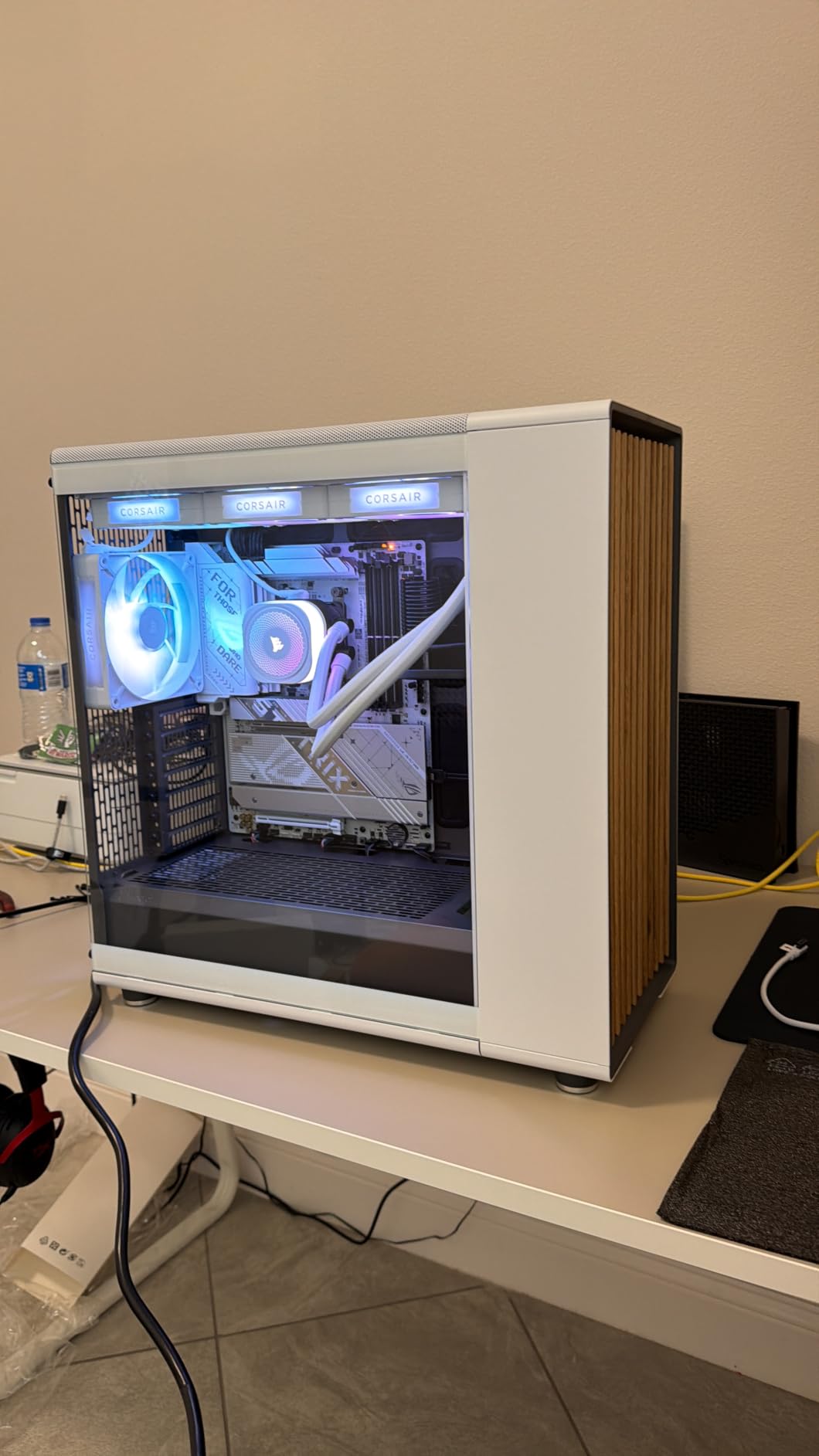 Fractal Design North - Genuine Walnut Wood Front - Mesh Side Panels - Two 140mm Aspect PWM Fans Included - Type C USB - ATX Airflow Mid Tower PC Gaming Case,Charcoal Black customer photo 1