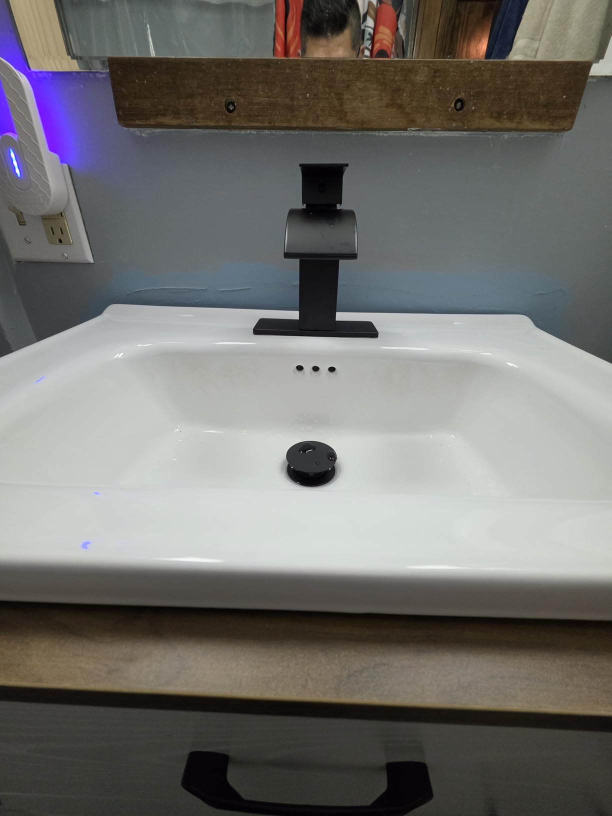 Fransiton Waterfall Single Handle Bathroom Sink Faucet Black customer photo 2